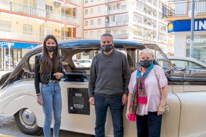 Los comerciantes de Cullera llevan de compras a dos clientas premiadas con 3.000 €