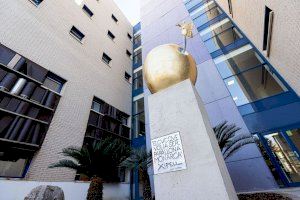 L'UJI presenta l'escultura «El cuc que volia ser papallona monarca», disseny de Joan Montañés Xipell i realitzada per l’artesà Sergio Cabedo