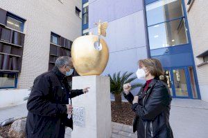 L'UJI presenta l'escultura «El cuc que volia ser papallona monarca», disseny de Joan Montañés Xipell i realitzada per l’artesà Sergio Cabedo - (foto 2)