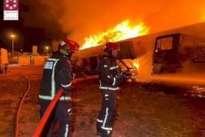 Controlat l'incendi a les instal·lacions de Reciplasa a Almassora - (foto 2)