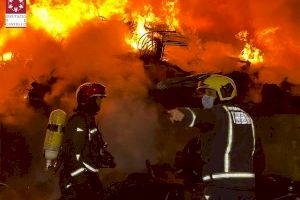 Controlat l'incendi a les instal·lacions de Reciplasa a Almassora - (foto 4)