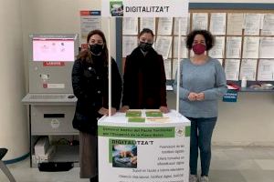 El servicio itinerante “Digitalitza’t” del Pacto Territorial por el Empleo asesora a los vecinos de Almenara