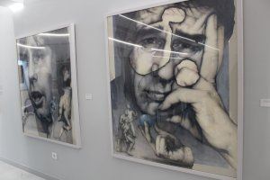 L’artista Joan Castejón dona a l’Ajuntament de Dénia el díptic ‘Cremant el blau’ dedicat a Ovidi Montllor