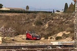 Un cotxe es precipita pel terraplé d'un pont a Silla