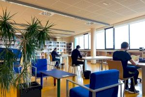 La Biblioteca municipal de Peñíscola mantiene el ritmo de préstamo de libros pese a la pandemia y vuelve a superar los 3000 ejemplares anuales - (foto 2) La Biblioteca municipal de Peñíscola mantiene el ritmo de préstamo de libros pese a la pandemia y vuelve a superar los 3000 ejemplares anuales - (foto 2)