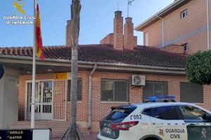 Investigan a un septuagenario por pinchar las ruedas de una treintena de coches en Los Montesinos (Alicante)