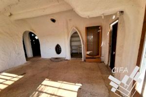 La mescla del brutalisme soviètic, les cases hobbit i l'art de Gaudí es ven a Alcalà de Xivert - (foto 5) La mescla del brutalisme soviètic, les cases hobbit i l'art de Gaudí es ven a Alcalà de Xivert - (foto 5)