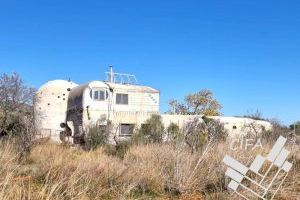 La mescla del brutalisme soviètic, les cases hobbit i l'art de Gaudí es ven a Alcalà de Xivert - (foto 6) La mescla del brutalisme soviètic, les cases hobbit i l'art de Gaudí es ven a Alcalà de Xivert - (foto 6)