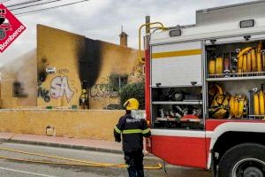 Arde una casa okupa abandonada en Torrevieja