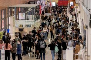 Talento universitario al alcance de una treintena de empresas y entidades en el Foro de Empleo y Emprendimiento de la Facultat de Dret