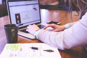 ¿Pueden sancionarme si llego tarde al trabajo?