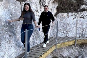 Mireia Mollà visita la pasarela colgante de Relleu