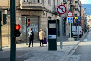 Las pantallas interactivas de la calle Entenza vuelven a estar operativas tras haber sido deshabilitadas por la Covid-19 - (foto 2)