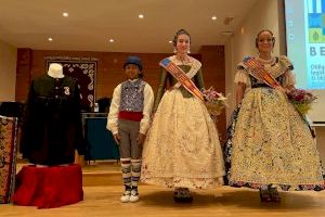 La Falla de la Plaça recupera la tradicional Blussó negre com a indumentària oficial de la comissió La Falla de la Plaça recupera la tradicional Blussó negre com a indumentària oficial de la comissió