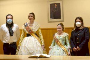 Lliurament de les pintes a les falleres majors del municipi