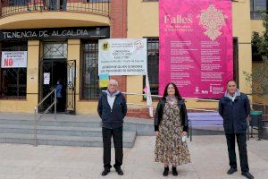 Desplegament de les pancartes de la campanya de comerç de Falles 2022 en els edificis municipals de Sagunt - (foto 2)