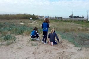 L'Ajuntament i el col·legi Mª Auxiliadora participen en una jornada de voluntariat mediambiental per a protegir l'hàbitat del corriol camanegre