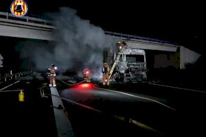 Brutal incendi d'un camió amb mercaderies perilloses a Vallada (València) - (foto 5)