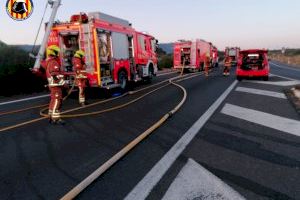 Brutal incendi d'un camió amb mercaderies perilloses a Vallada (València) - (foto 3)