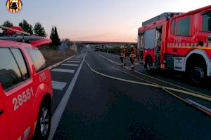 Brutal incendi d'un camió amb mercaderies perilloses a Vallada (València) - (foto 2)