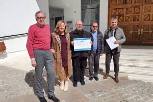 Aguas de Calpe dona a Cáritas Calpe 900 euros que ha recaudado por los usuarios que han solicitado la factura electrónica en 2021