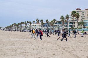 La Patacona, la playa más limpia de toda la Comunitat Valenciana gracias a 220 detectoristas