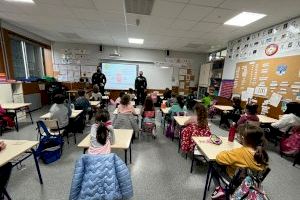 La Policia Local de Catarroja informa sobre l'ús correcte del material pirotècnic a les escoles