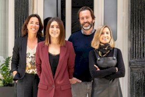 De izquierda a derecha: Ana Gil (directora general), Noelia Garrido (directora de operaciones), Roberto Muñoz (director de obra), Mar Vallés (directora de marketing)