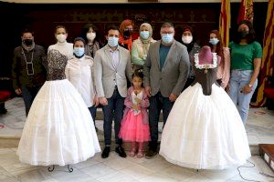 Las mujeres del taller El arte de aprender confeccionan las enaguas bordadas para las falleras mayores de Sagunto y el Camp de Morvedre