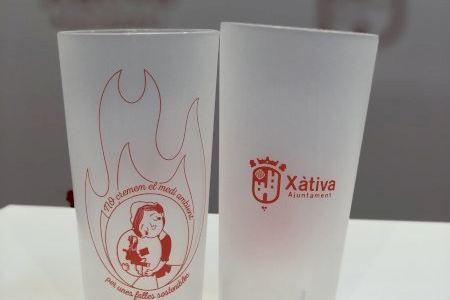 L’Ajuntament de Xàtiva reparteix 2.500 gots reutilitzables entre les comissions falleres de la ciutat