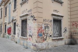 Cs insta a la concejala Tello a retirar las pintadas en la estatua de San José donde las Falleras Mayores harán la Ofrenda el próximo sábado