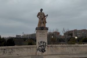 Cs insta a la concejala Tello a retirar las pintadas en la estatua de San José donde las Falleras Mayores harán la Ofrenda el próximo sábado - (foto 3)