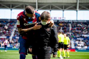 Artur, el xiquet que va passar de la guerra a realitzar la treta d'honor en el Ciutat de València