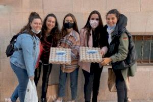 El 'món de la festa' lleva huevos a las Clarisas para que no llueva en Magdalena