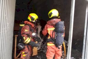 Arde un almacén con monumentos falleros en Alberic - (foto 2) Arde un almacén con monumentos falleros en Alberic - (foto 2)