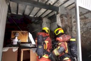 Arde un almacén con monumentos falleros en Alberic - (foto 4) Arde un almacén con monumentos falleros en Alberic - (foto 4)