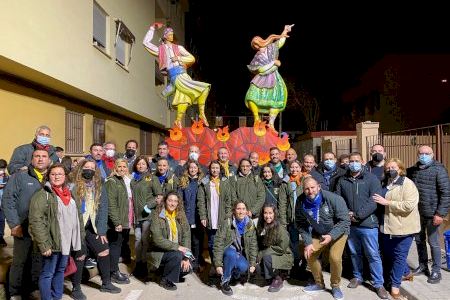 La Junta Local Fallera de Manises fa un homenatge al mon faller amb un monument especial