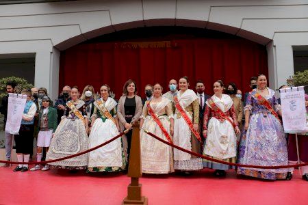 El Ayuntamiento de Quart de Poblet homenajea a sus siete comisiones falleras con la entrega de “palets”