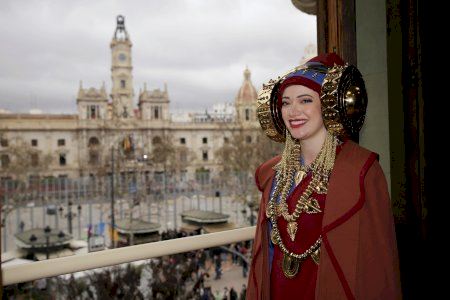 Una representación institucional ilicitana encabezada por el alcalde asiste a la mascletà de las Fallas de València