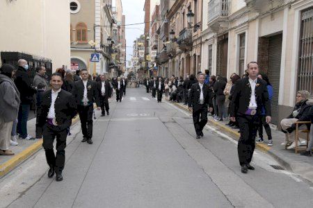 La Falla Sant Antoni de Paiporta recupera el traje negro del fallero para homenajear a un antiguo presidente fallecido La Falla Sant Antoni de Paiporta recupera el traje negro del fallero para homenajear a un antiguo presidente fallecido