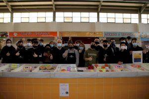 La cooperativa “Persones de confiança” del Instituto Clara Campoamor vende un año más sus productos en el mercado municipal de Alaquàs La cooperativa “Persones de confiança” del Instituto Clara Campoamor vende un año más sus productos en el mercado municipal de Alaquàs