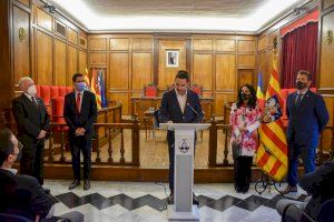 El Alférez de la Filà Cruzados dona al Ayuntamiento de Alcoy una réplica de la Bandera Gran de Sant Jordi