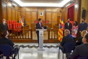 L'Alferes de la Filà Creuats dona a l'Ajuntament d'Alcoi una rèplica de la Bandera Gran de Sant Jordi - (foto 2)