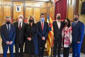 L'Alferes de la Filà Creuats dona a l'Ajuntament d'Alcoi una rèplica de la Bandera Gran de Sant Jordi - (foto 3)