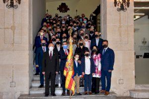 L'Alferes de la Filà Creuats dona a l'Ajuntament d'Alcoi una rèplica de la Bandera Gran de Sant Jordi - (foto 4)
