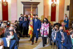 L'Alferes de la Filà Creuats dona a l'Ajuntament d'Alcoi una rèplica de la Bandera Gran de Sant Jordi - (foto 5)