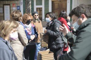 La distribució de poals domèstics per a residus orgànics continua a les places de Paiporta