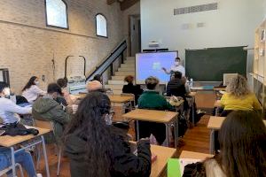 El Centro de Personas Adultas Enric Valor de Alaquàs se interesa por los recursos y servicios que ofrece el departamento de juventud El Centro de Personas Adultas Enric Valor de Alaquàs se interesa por los recursos y servicios que ofrece el departamento de juventud