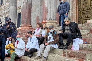 Arrojan pintura roja en la Puerta de los Leones del Congreso como protesta