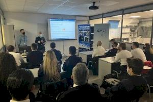 Ryanair visita la base de Mutxamel de European Flyers para acercar el mundo laboral a sus alumnos